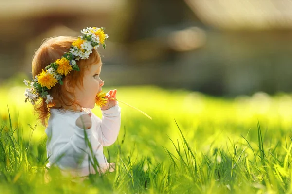 可爱的小女孩正在户外戴着美丽的春天花环 空间的文字 红头发的婴儿在大自然中消磨时光 — 图库照片