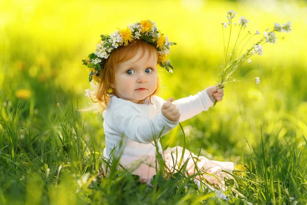 Menina Bonito Está Vestindo Bela Grinalda Primavera Livre Espaço Para — Fotografia de Stock