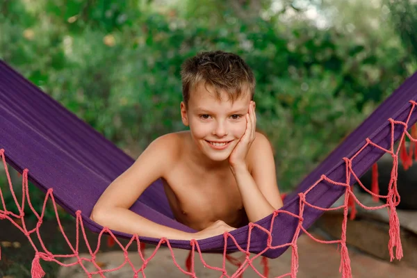 Rapaz Bonito Está Divertindo Rede Livre Criança Mantendo Fria Calor — Fotografia de Stock