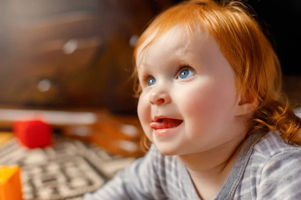 Rood Haar Baby Vloer Kind Dat Thuis Het Tapijt Ligt — Stockfoto