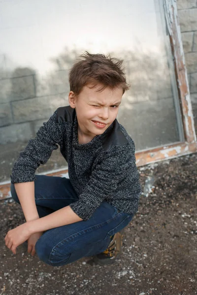 Sad Boy Squatting Squinting Next Wall Furrowed Brow Kid Thoughtful — Stock Photo, Image