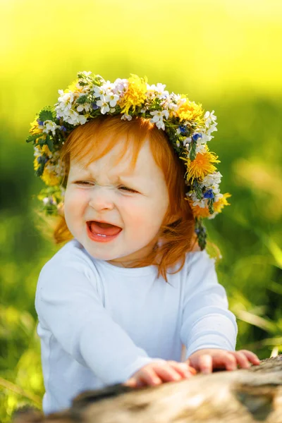 Retrato Uma Menina Bonito Está Vestindo Bela Coroa Primavera Livre — Fotografia de Stock