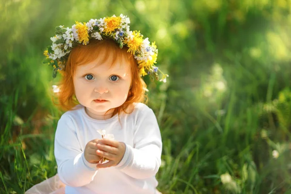 Nettes Kleines Mädchen Trägt Schönen Frühlingskranz Freien Platz Für Text — Stockfoto