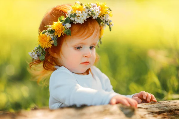 一个可爱的小女孩的画像是在户外戴着美丽的春花圈 文字的空间 红头发的婴儿花时间在大自然身上 刚出生的宝宝 — 图库照片