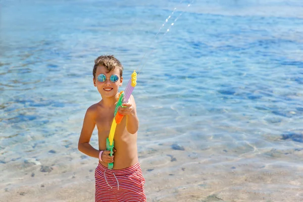 Entzückender Junge Der Einem Heißen Sommertag Strand Mit Einer Wasserpistole — Stockfoto