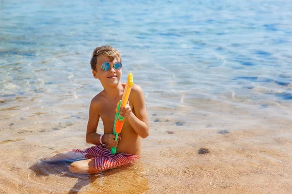 Entzückender Junge Der Einem Heißen Sommertag Strand Mit Einer Wasserpistole — Stockfoto