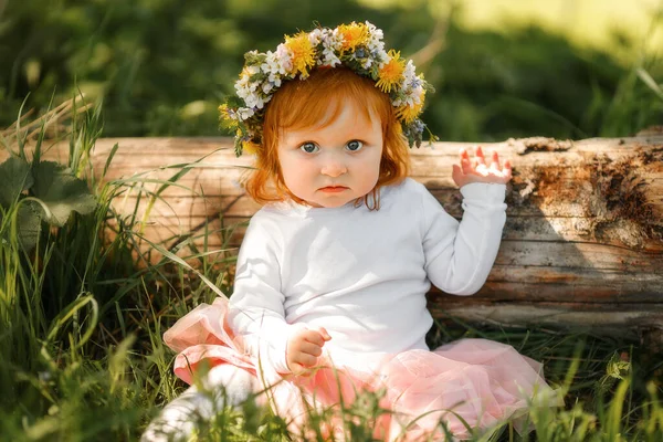 Cute Little Girl Sobie Piękny Wiosenny Wieniec Zewnątrz Miejsce Tekst — Zdjęcie stockowe