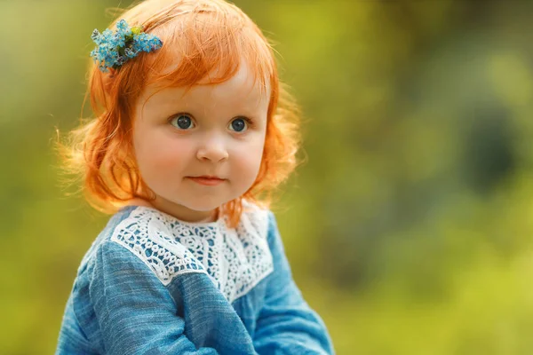 Симпатичний Портрет Дівчинки Червоного Волосся Блакитній Сукні Сидить Великому Пеньку — стокове фото
