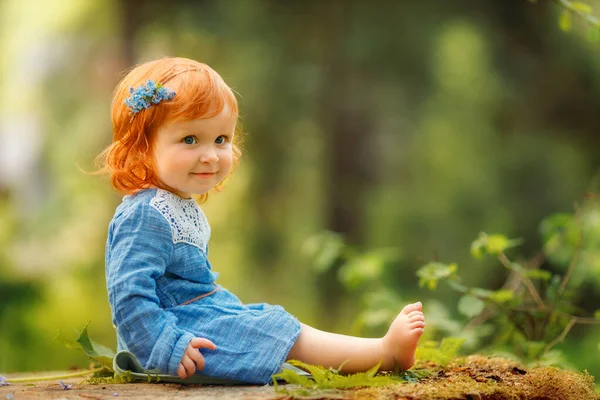 Baby Rood Haar Meisje Blauwe Jurk Zittend Een Grote Boomstronk — Stockfoto