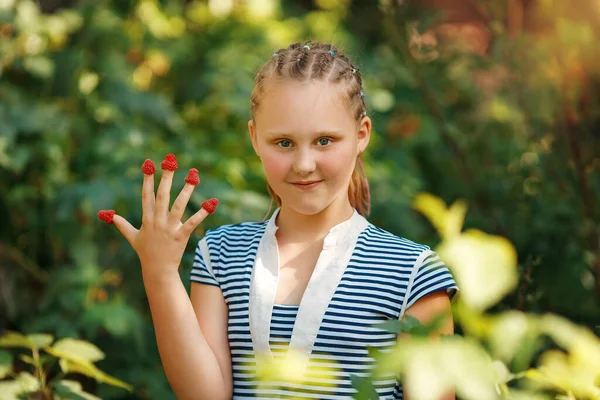 Girl Rasperries Fingers Peeking Fingers Kid Tasting Ripe Fresh Raspberries — Fotografia de Stock