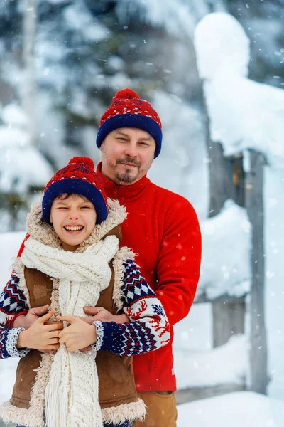 快乐的家庭父亲和孩子们正在户外散步 微笑着看着相机 孩子和他的父亲戴着类似的红帽子 家里人玩的开心 在冬天户外散步 — 图库照片