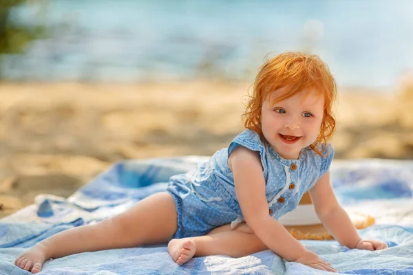 Rothaariges Mädchen Blauer Kleidung Ruht Sommer Strand Sand — Stockfoto
