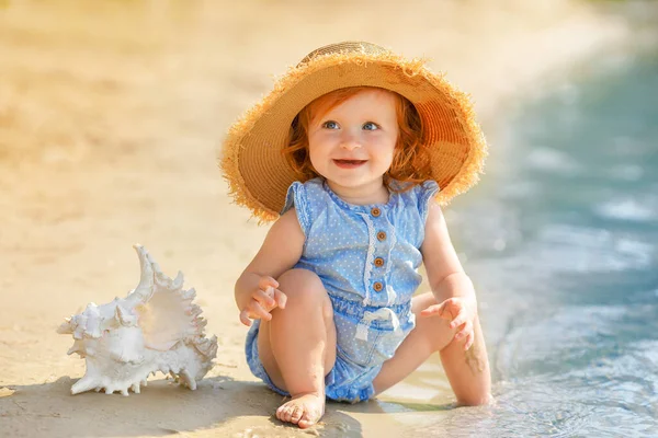 Rothaariges Mädchen Blauer Kleidung Und Strohhut Sitzt Sommer Strand Sand — Stockfoto