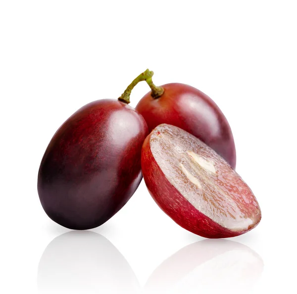 在白色背景上分离的鲜红葡萄的特写 — 图库照片