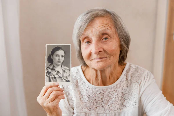 Donna Anziana Tiene Mano Una Foto Giovani Ricordi Nostalgia Concetto — Foto Stock