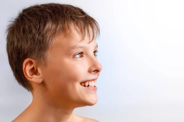 Close Retrato Menino Feliz Sorrindo Fundo Branco Mostrando Dentes Saudáveis — Fotografia de Stock