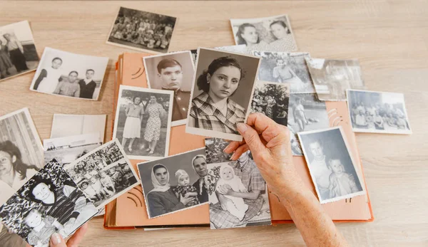 Donna Anziana Sta Guardando Sue Vecchie Foto Casa Donna Anziana — Foto Stock