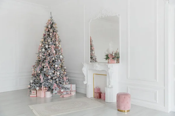 Nieuwjaarsboom Klassieke Kerst Nieuwjaar Ingerichte Kamer Kerstboom Met Roze Versieringen — Stockfoto