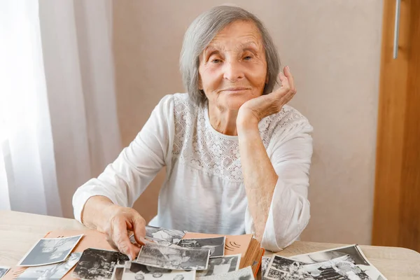 Seniorin Erinnert Sich Ihre Jugend Die Ältere Frau Lächelt Während — Stockfoto