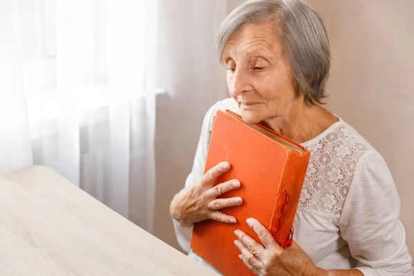 Donna Anziana Tiene Suo Vecchio Album Casa Donna Anziana Sorriso — Foto Stock