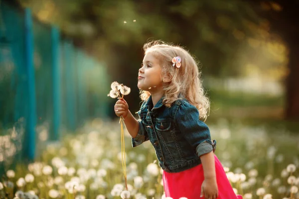 Портрет Щасливої Дівчини Дитина Посміхається Навесні Малюк Насолоджується Весною Сонячний — стокове фото
