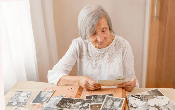Seniorin Erinnert Sich Ihre Jugend Die Ältere Frau Lächelt Während — Stockfoto