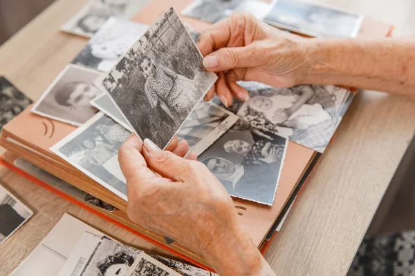 Seniorin Schaut Sich Hause Ihre Eigenen Alten Fotos Die Ältere — Stockfoto