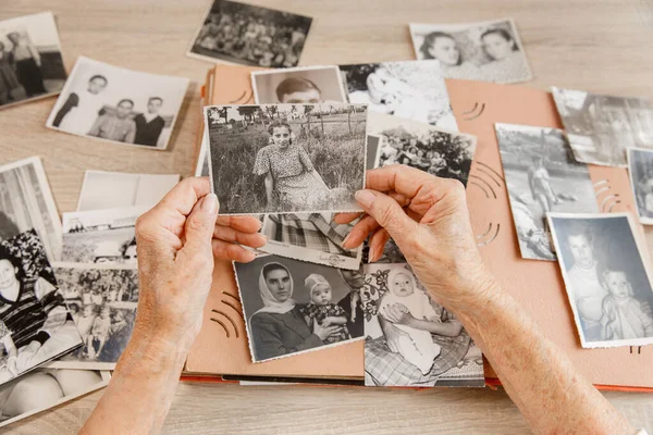 Idősebb Otthon Nézegeti Régi Képeit Idős Mosolygott Miközben Eszébe Jutott — Stock Fotó