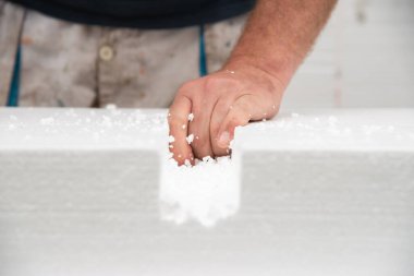 Temizlik köpük tahtası kesiliyor.