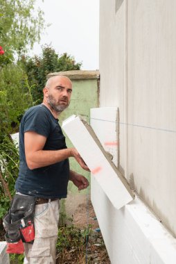 Temizlik köpük tahtası kesiliyor.