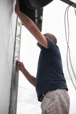 Temizlik köpük tahtası kesiliyor.