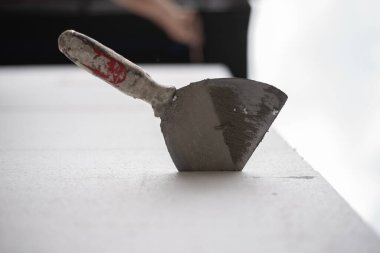 Temizlik köpük tahtası kesiliyor.