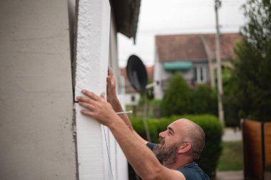 Temizlik köpük tahtası kesiliyor.