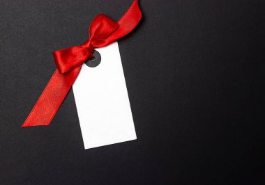 Siyah arka planda fiyonklu beyaz etiket