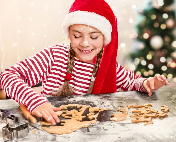 Uma Garota Chapéu Papai Noel Faz Biscoitos Mesa — Fotografia de Stock