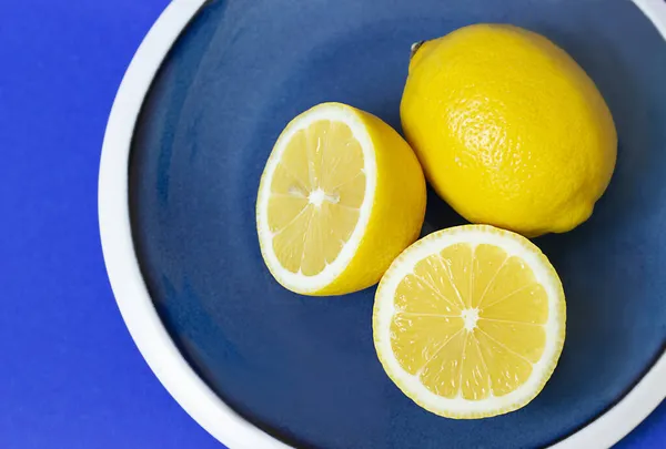 Mavi arka planda sarı limonlu mavi plaka.