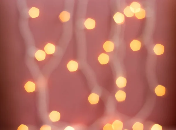 Guirnalda Luces Desenfocadas Amarillas Sobre Fondo Rosa — Foto de Stock