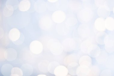 Mavi arka planda beyaz odaklı ışıklar. Bokeh