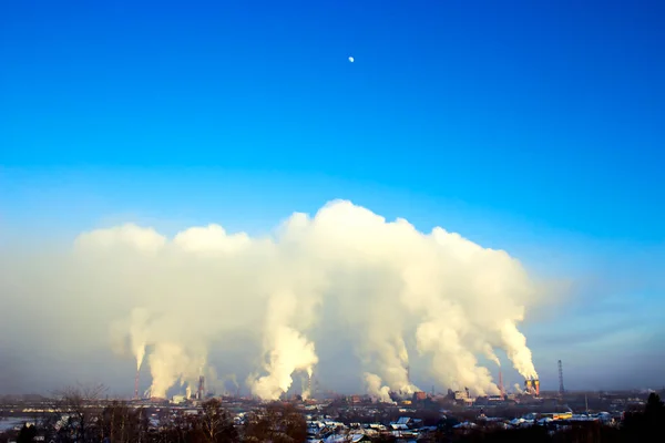 Fumée Polluante Grise Provenant Des Cheminées Une Entreprise Sur Fond — Photo