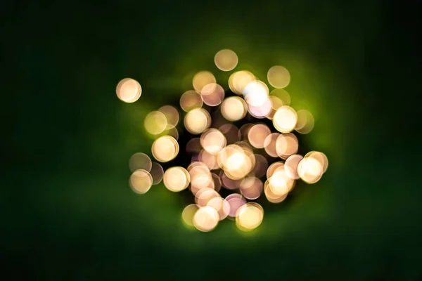Bokeh Bulanık Odaklı Top Şekilli Işıklar Koyu Yeşil Arka Planda — Stok fotoğraf