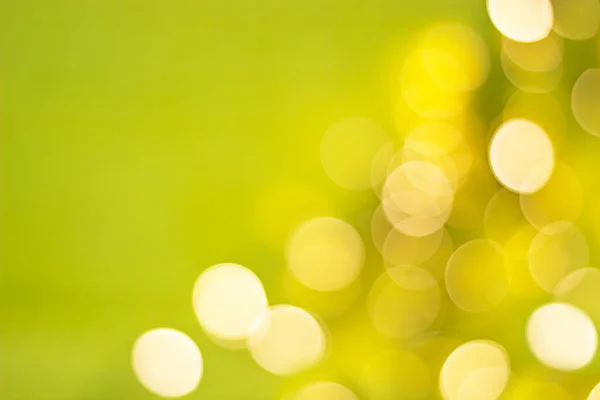 Bokeh, sarı-yeşil arka planda, sağ alt köşede bulanık ışıklar var.
