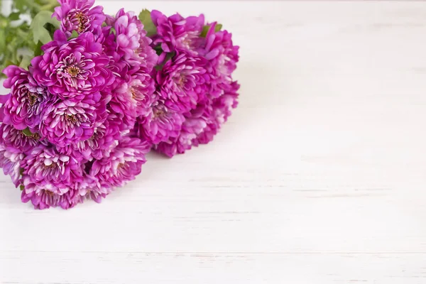 Bouquet Pink Chrysanthemums Lies Light Wooden Surface — Φωτογραφία Αρχείου