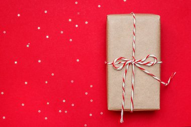 Hediye kutusu kırmızı arka planda duruyor.