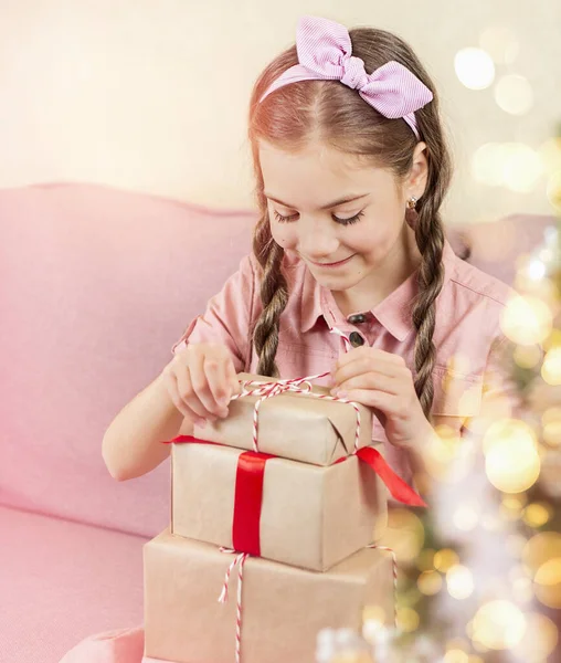 Menina Sentada Perto Uma Árvore Natal Desempacotando Presentes — Fotografia de Stock