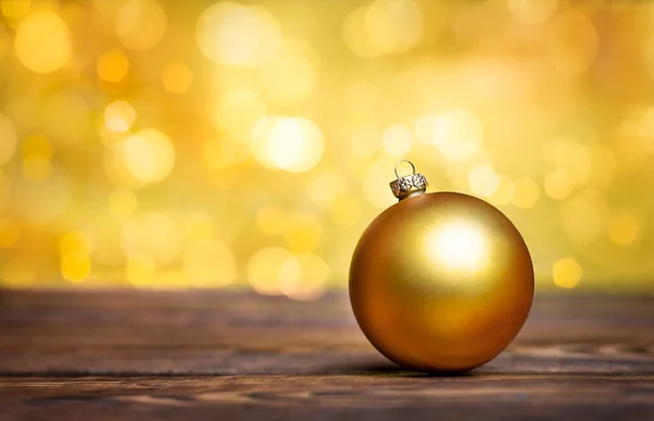 Ornamento Natale Giallo Superficie Legno Con Sfondo Luci Sfocate — Foto Stock