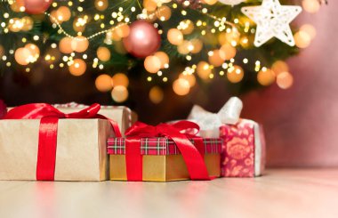 Hediye kutuları Noel ağacının altında yatıyor.