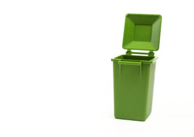 Yeşil çöp kutusu beyaz arkaplanda kapanır