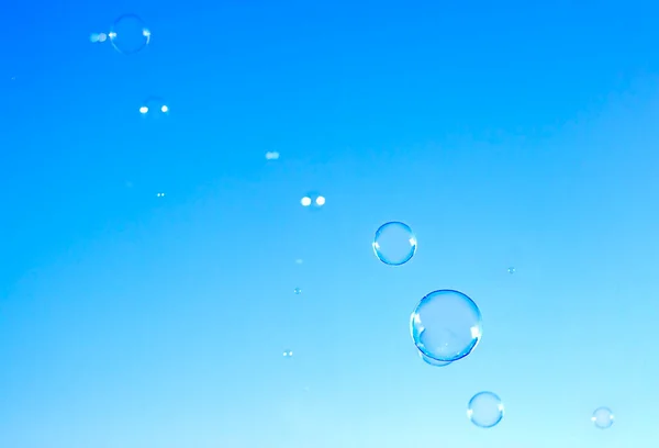 Seifenblasen Fliegen Gegen Den Blauen Himmel — Stockfoto