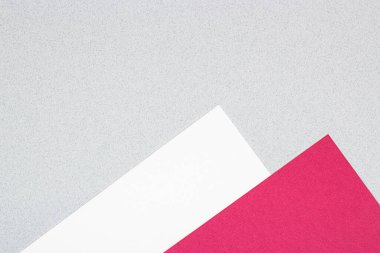 Gri kağıt arkaplanda beyaz ve kırmızı üçgenler