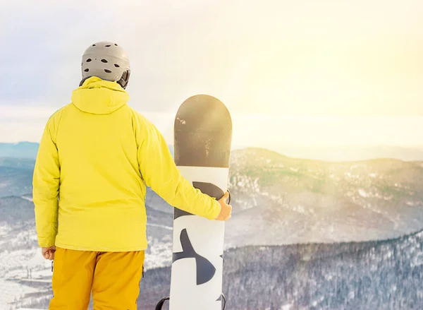 Mężczyzna Biegu Stoi Zboczu Góry Snowboardem — Zdjęcie stockowe